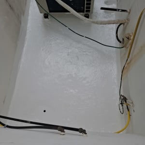 משטח אטום עם צינורות ומכשיר חשמלי