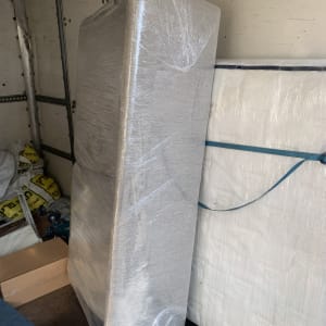מזרנים עטופים בניילון בתוך משאית הובלה