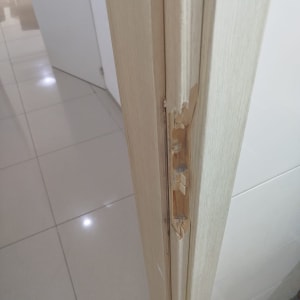 משקוף דלת פגום עם סימני שבירה