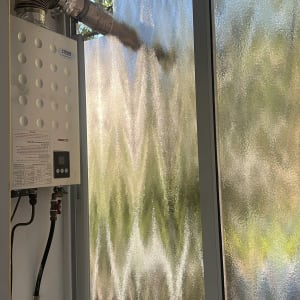 חלון זכוכית עם דוגמה ליד דוד חימום