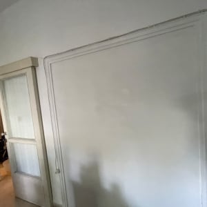 קיר גבס עם חוטי חשמל מחוברים