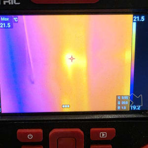 מצלמה תרמית מציגה תמונה צבעונית של חום