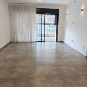 קירות ותקרה צבועים בלבן בחלל דירה ריקה מריהוט