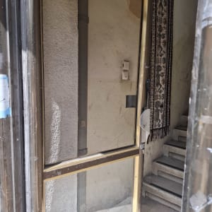 דלת זכוכית עם מסגרת מתכת בכניסה לבניין