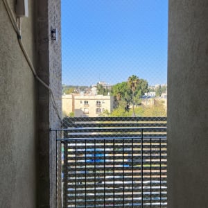 רשת למניעת כניסת יונים במרפסת