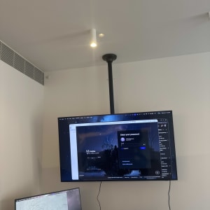 מסכים ומחשב נייד על שולחן עבודה