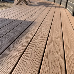 דק עץ חום עם כיסאות עץ ברקע