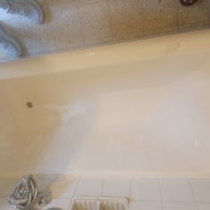 אמבטיה עם תיקונים ושיפוצים נראים לעין