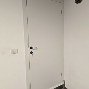 דלת לבנה עם ידית ומנעול