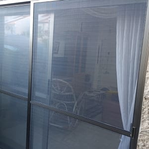 דלת רשת הזזה כפולה מאלומיניום ביציאה למרפסת