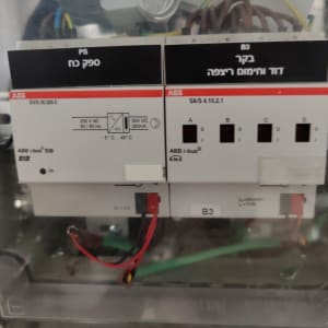 לוח חשמל עם מפסקים וחוטים חשמליים