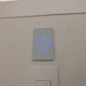 מתג חשמלי עם תאורה כחולה על קיר