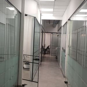 מסדרון עם דלתות זכוכית ומנורת שולחן