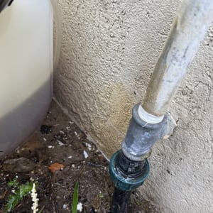 צינור מים מחובר לקיר עם חיבורי אינסטלציה