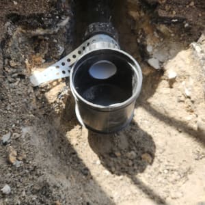צינור פלסטיק בעבודת שיפוץ קרקע