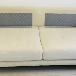 ספה בהירה עם ריפוד אפור בגב