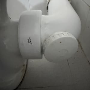 צינור ביוב לבן עם חיבורי פלסטיק