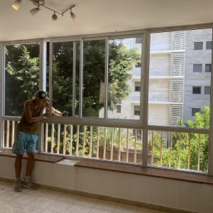 אדם מנקה חלון עם מטלית