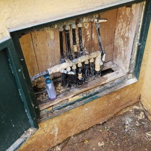 צנרת מים חשופה עם ברזים וחיבורים