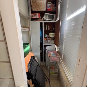 חדר אחסון עם מדפים וארונות מלאים בחפצים