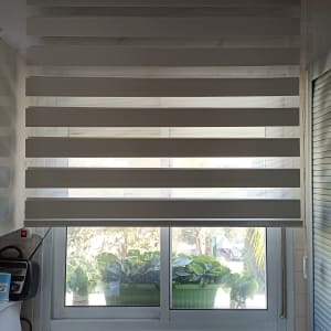 תריסים אופקיים מותקנים על חלון מטבח