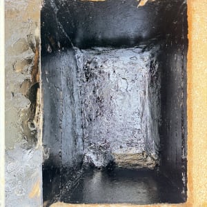 איטום משטח עם חומר שחור בתוך מבנה מרובע