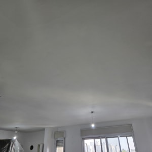 תקרה צבועה עם נורות תלויות בחדר מואר