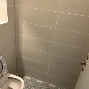 שירותים עם קירות ורצפה נקיים ומעוצבים
