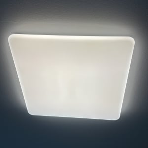 תאורת תקרה מרובעת מוארת בחדר חשוך