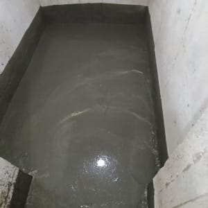 חדר עם רצפת בטון רטובה לאחר איטום