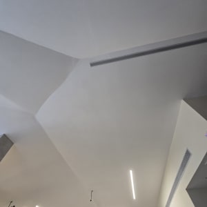 תקרה עם תאורה מובנית ועיצוב מודרני