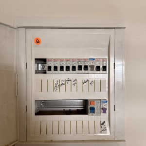 לוח חשמל עם מפסקים שונים