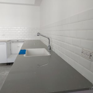 מטבח בשיפוץ עם כיור וברז מותקנים