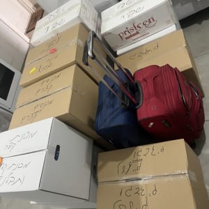 ארגזים ומזוודות מוכנים להובלה