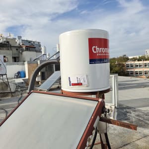 דוד שמש ומערכת חימום על גג