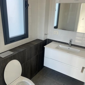 שירותים נקיים עם כיור ומראה