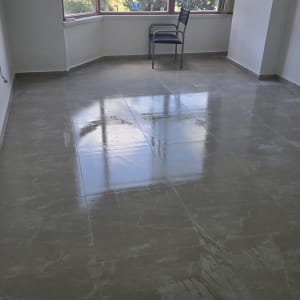 רצפה חדשה עם חלון גדול ונוף