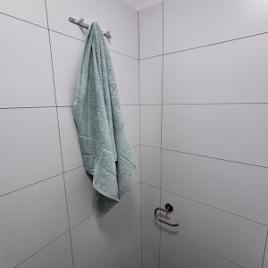 מגבת תלויה על וו בחדר אמבטיה