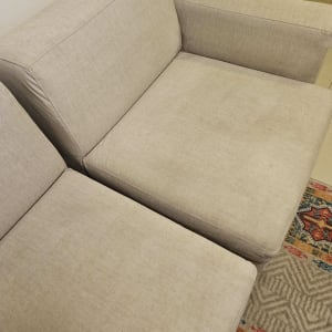 ספה בהירה עם כתמים קלים לניקוי