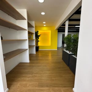 קיר גבס לבן עם מדפים מעץ