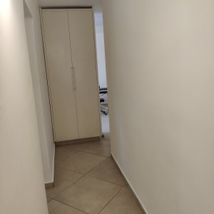 מסדרון עם קירות צבועים בלבן וארון לבן