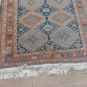 שטיח צבעוני על רצפת עץ