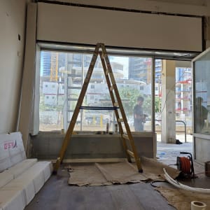 סולם וחלון באתר בנייה עם ציוד התקנה