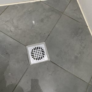 רצפת חדר אמבטיה עם ניקוז מים
