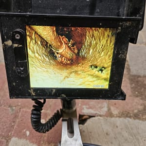 מסך מציג צילום פנים צינור עם מצלמת סיב אופטי