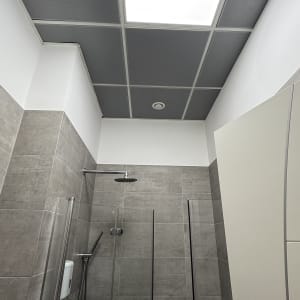 גוף תאורה שקוע LED מותקן בתקרה אקוסטית בחדר רחצה