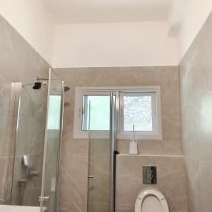 חדר אמבטיה עם שירותים ומקלחת