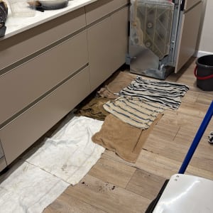 מטבח עם כיור פתוח, מגבות וכלים לתיקון אינסטלציה