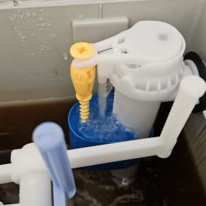 מנגנון מילוי מים במיכל הדחה בשירותים