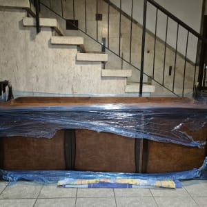 רהיט עטוף בניילון מוכן להובלה במדרגות